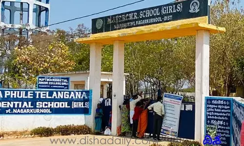 గేటు బయట నుంచే విద్యార్థులను కలవాలి.. పాఠశాలలో ఆంక్షలు