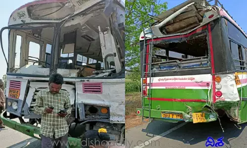 బ్రేకింగ్.. ఘోర రోడ్డు ప్రమాదం.. రెండు బస్సులు ఢీ