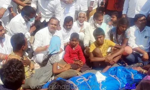 ఆ కుటుంబాలకు ప్రభుత్వం రూ.25 లక్షలు ఇవ్వాలి: కోమటిరెడ్డి