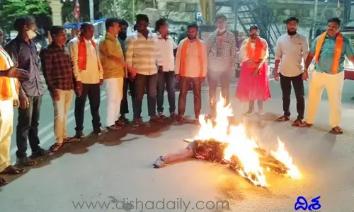 వారిని సస్పెండ్ చేయడంతో.. సీఎం దిష్టిబొమ్మను దగ్దం చేసిన బీజేపీ నాయకులు