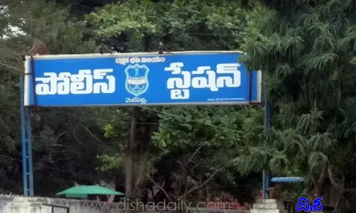 పోలీసుల నిర్లక్ష్యానికి నిండు ప్రాణం బలి.. స్టేషన్ ఎదుట మైనారిటీల ధర్నా