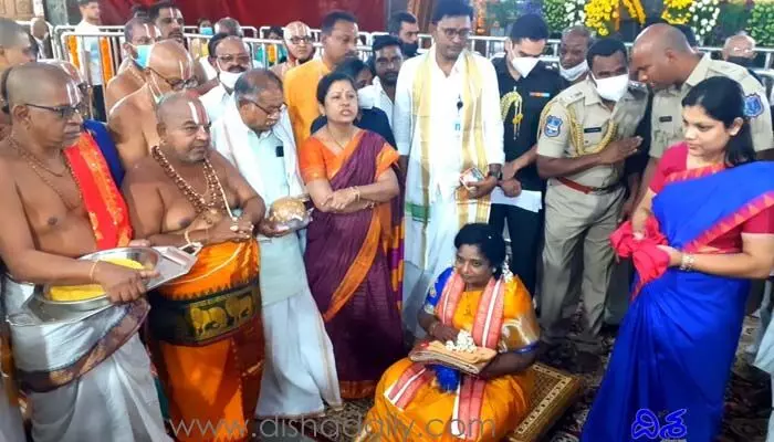 యాదాద్రి లో గవర్నర్ తమిళిసై పూజలు యాదాద్రి లో గవర్నర్ తమిళిసై పూజలు