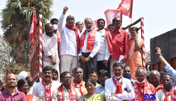 బడాబాబుల జోలికెళ్లని సర్కార్.. పేదోళ్లపై ప్రతాపం చూపిస్తారా! బడాబాబుల జోలికెళ్లని సర్కార్.. పేదోళ్లపై ప్రతాపం చూపిస్తారా!