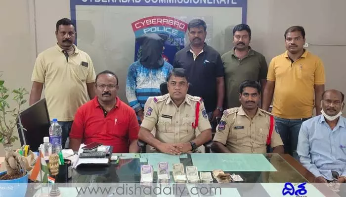 ఇతడి రూటే సపరేటు.. ఫుల్గా తాగించి ఆ తర్వాత తన పని కానిస్తాడు.. ఇతడి రూటే సపరేటు.. ఫుల్గా తాగించి ఆ తర్వాత తన పని కానిస్తాడు..