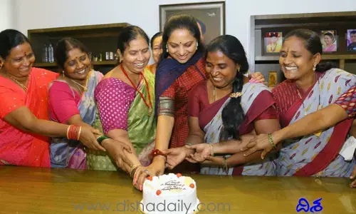 అంగన్ వాడీ ఉద్యోగులతో కలిసి మహిళా దినోత్సవం జరుపుకున్న ఎమ్మెల్సీ కవిత