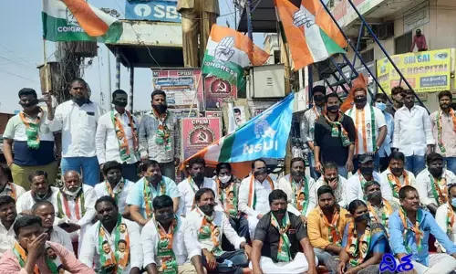 మహిళా గవర్నర్‌ను అవమానించిన టీఆర్ఎస్‌కు ఆ హక్కు లేదు: కాంగ్రెస్