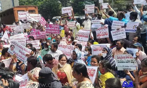 అంతర్జాతీయ మహిళా దినోత్సవం రోజున టీచర్ల ధర్నా