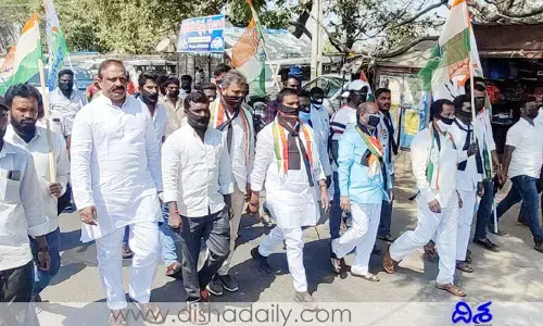 నల్ల బ్యాడ్జీలతో అంబేద్కర్ విగ్రహం వద్ద నిరసన