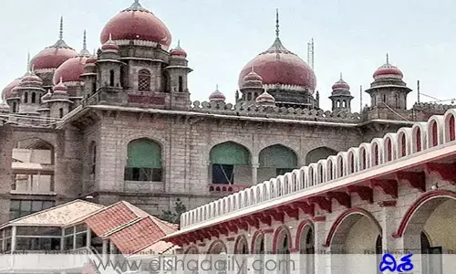 కూల్చివేతలు వెంటనే ఆపండి: హైకోర్టు
