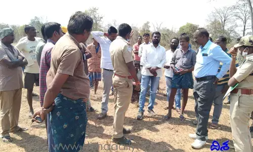 ఆగ‌ని పోడు భూముల పోరు.. ఆ అధికారుల విధుల‌కు ఆటంకం!