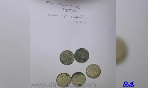 ఇంటి పునాదిలో వెండి నాణేల కలకలం!