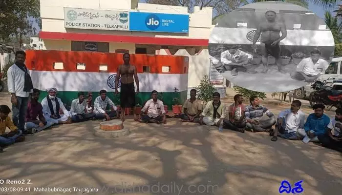 బాత్రూం నుండి లాక్కొచ్చి ముందస్తు అరెస్ట్.. బాత్రూం నుండి లాక్కొచ్చి ముందస్తు అరెస్ట్..