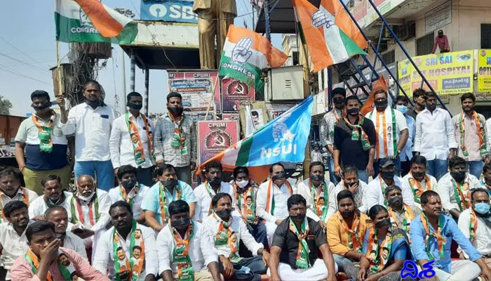 మహిళా గవర్నర్ను అవమానించిన టీఆర్ఎస్కు ఆ హక్కు లేదు: కాంగ్రెస్ మహిళా గవర్నర్ను అవమానించిన టీఆర్ఎస్కు ఆ హక్కు లేదు: కాంగ్రెస్