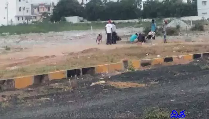 సామాన్యులను మోసం.. అక్రమ మార్గంలో ప్లాట్ల విక్రయాలు సామాన్యులను మోసం.. అక్రమ మార్గంలో ప్లాట్ల విక్రయాలు