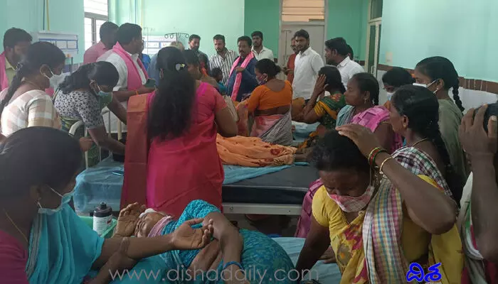 మహిళా బంధు కార్యక్రమానికి వెళ్తుంటే.. మహిళా బంధు కార్యక్రమానికి వెళ్తుంటే..