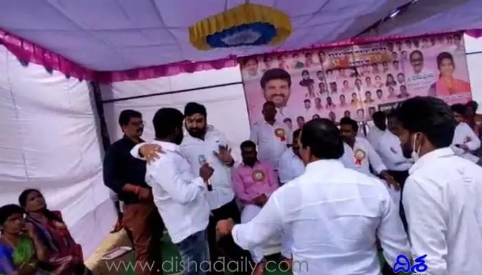 మహిళా దినోత్సవ వేడుకల్లో రచ్చ రచ్చ.. ఆ ఎమ్మెల్యే పేరు కోసమే లొల్లి..! మహిళా దినోత్సవ వేడుకల్లో రచ్చ రచ్చ.. ఆ ఎమ్మెల్యే పేరు కోసమే లొల్లి..!