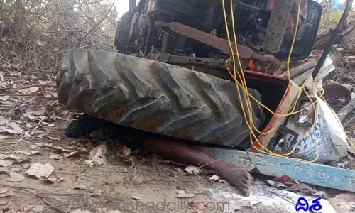అదుపు తప్పి ట్రాక్టర్ బోల్తా ఒకరు మృతి