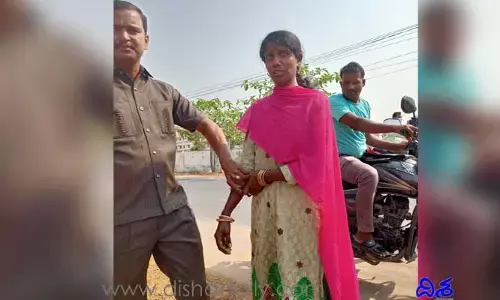 భర్త చేసిన పనికి రోజుకొకరు ఇంటికి వస్తున్నారు.. కలెక్టర్ గన్‌మెన్ చూసి..