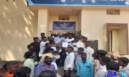 తహశీల్దార్ కార్యాలయం ముందు నిరుపేదల ధర్నా