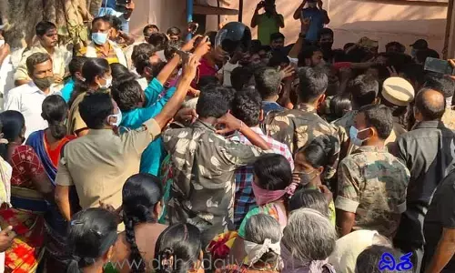సింగరేణి ఆస్పత్రిలో ఉద్రిక్తత.. ఏకంగా మార్చురీ తాళం పగలకొట్టడానికి యత్నం..!