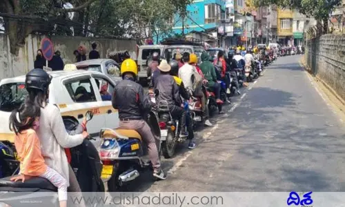 ఇండియాలో ట్రాఫిక్ రూల్స్ ఇలా కూడా పాటిస్తారా..?! అవాక్క‌వ్వాల్సిందే!!