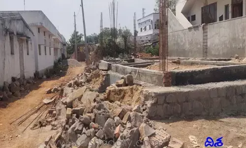 ఆ ఇంటి నిర్మాణానికి అనుమతించింది వారే.. కూలగొట్టింది వారే