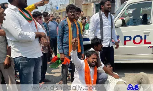తీవ్ర ఉద్రిక్తత.. ఇరు పార్టీల నాయకులు పోటాపోటీగా నినాదాలు