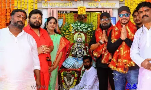 భాగ్యలక్ష్మి అమ్మవారి వద్ద మూవీ యూనిట్ సందడి.. సక్సెస్ కావలంటూ..