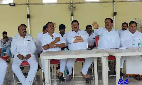 టీఆర్ఎస్ ప్రభుత్వం రియ‌ల్ ఎస్టేట్ వ్యాపారం చేస్తోంది: కాంగ్రెస్ మాజీ ఎమ్మెల్యే
