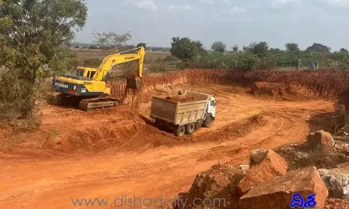 జోరుగా ప్రభుత్వ భూముల్లో మట్టి తొవ్వకాలు.. నిర్లక్ష్యంగా అధికారులు!