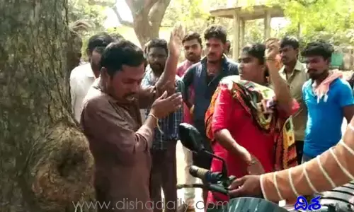 ఉపాధ్యాయుడు పై తల్లిదండ్రుల దాడి