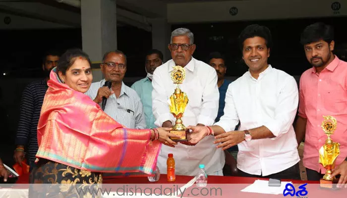 మహిళలు అన్ని రంగాల్లో రాణించాలి: విశాల్ మహిళలు అన్ని రంగాల్లో రాణించాలి: విశాల్