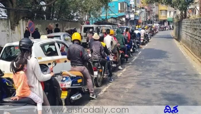 ఇండియాలో ట్రాఫిక్ రూల్స్ ఇలా కూడా పాటిస్తారా..?! అవాక్కవ్వాల్సిందే!! ఇండియాలో ట్రాఫిక్ రూల్స్ ఇలా కూడా పాటిస్తారా..?! అవాక్కవ్వాల్సిందే!!