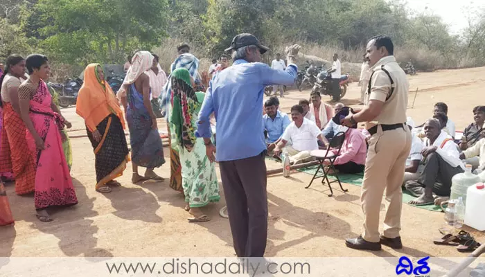 మీ పనుల వల్ల మా పంటలు ఎండుతున్నాయి: రైతులు