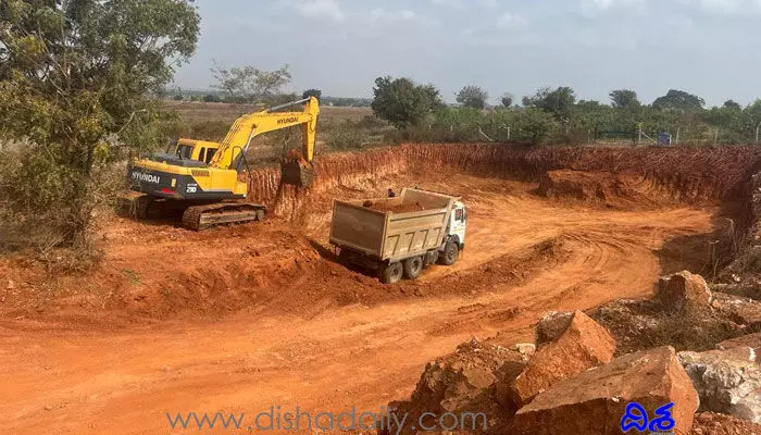 జోరుగా ప్రభుత్వ భూముల్లో మట్టి తొవ్వకాలు.. నిర్లక్ష్యంగా అధికారులు! జోరుగా ప్రభుత్వ భూముల్లో మట్టి తొవ్వకాలు.. నిర్లక్ష్యంగా అధికారులు!