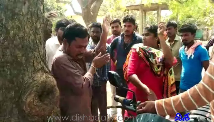 ఉపాధ్యాయుడు పై తల్లిదండ్రుల దాడి ఉపాధ్యాయుడు పై తల్లిదండ్రుల దాడి