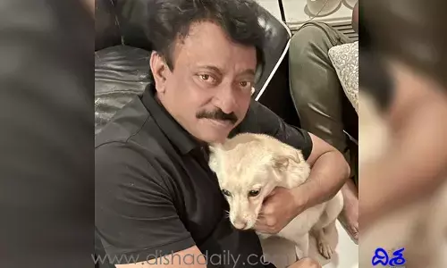 అమ్మాయిలను వదిలి.. కుక్కల వెంటపడుతున్న వర్మ.. ఫొటో వైరల్
