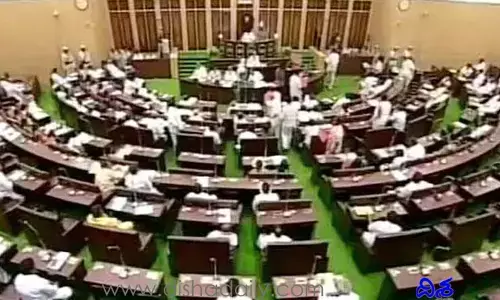 తెలంగాణ అసెంబ్లీలో నవ్వులే నవ్వులు