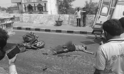 రోడ్డు ప్రమాదంలో యువతికి గాయాలు!