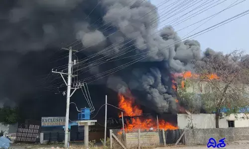 టైర్ల షోరూమ్‌లో అగ్నిప్రమాదం.. భారీగా ఆస్తిన‌ష్టం!