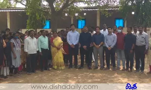 చదువుతోనే అన్ని సాధించగలం: ట్రెయినీ ఆఫీసర్లు