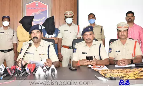 దొంగిలించిన వాహనాల్లో స్మగ్లింగ్.. సడెన్‌గా పోలీసులు ఆపడంతో..