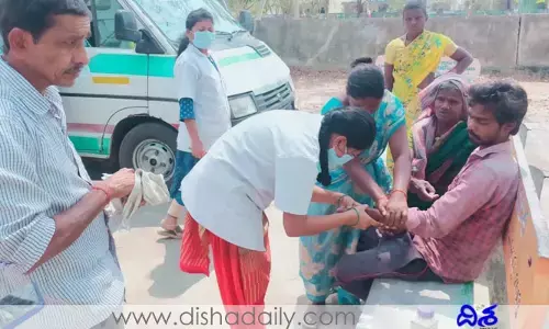 నోటీసులు చూపించిన ఆఫీసర్లు.. పురుగులమందు తాగిన రైతు