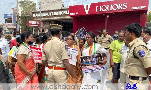 మద్యం షాపును మూసేయాలని మహిళల నిరసన