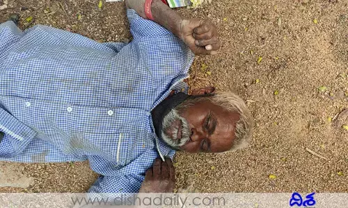 చెట్టు కింద యాచకుడు మృతి.. గ్రామస్తులు గమనించి..