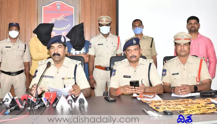 దొంగిలించిన వాహనాల్లో స్మగ్లింగ్.. సడెన్గా పోలీసులు ఆపడంతో.. దొంగిలించిన వాహనాల్లో స్మగ్లింగ్.. సడెన్గా పోలీసులు ఆపడంతో..