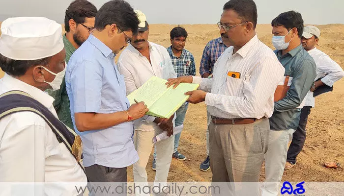 దిశ ఎఫెక్ట్.. క్వారీలను స్వయంగా తనిఖీ చేసిన అదనపు కలెక్టర్ దిశ ఎఫెక్ట్.. క్వారీలను స్వయంగా తనిఖీ చేసిన అదనపు కలెక్టర్