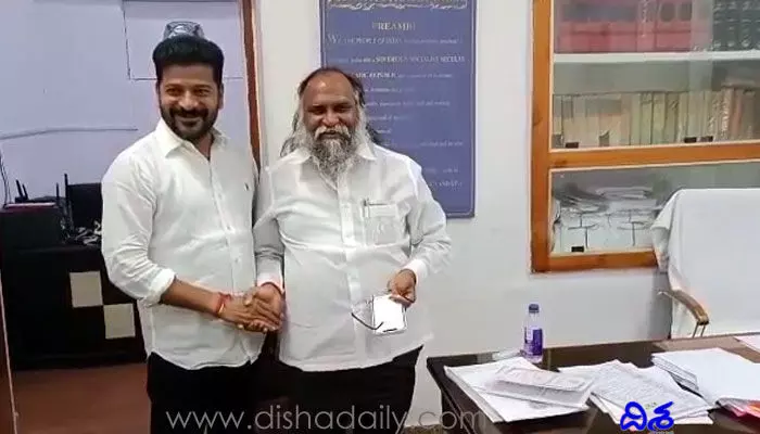 తొలిసారి రేవంత్ రెడ్డి, జగ్గారెడ్డి భేటీ (వీడియో) తొలిసారి రేవంత్ రెడ్డి, జగ్గారెడ్డి భేటీ (వీడియో)