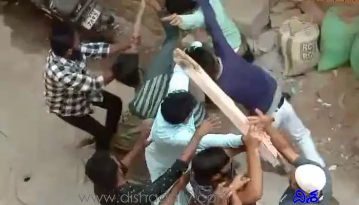 కూకట్పల్లిలో ఇరు వర్గాల మధ్య ఘర్షణ.. తల్వార్లతో దాడి.. కూకట్పల్లిలో ఇరు వర్గాల మధ్య ఘర్షణ.. తల్వార్లతో దాడి..
