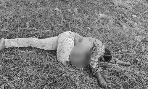 రోడ్డు ప్రమాదంలో ఇద్దరు వ్యక్తులు మృతి